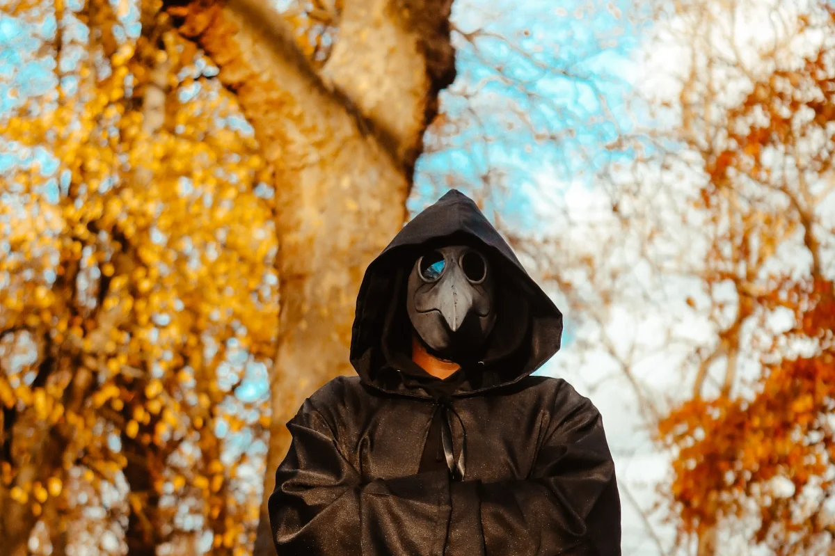 The mask in front of his face !